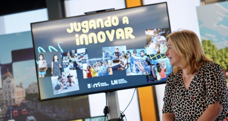 La vicealcaldesa y alcaldesa en funciones, Inma Sanz, durante su visita al proyecto 'Jugando a innovar'