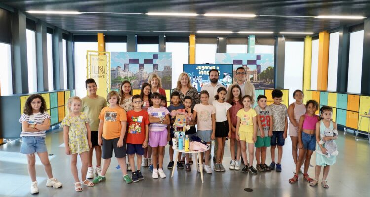 La vicealcaldesa y alcaldesa en funciones, Inma Sanz; la delegada de Economía, Innovación y Hacienda, Engracia Hidalgo; el concejal delegado de Innovación y Emprendimiento, Ángel Niño; y el concejal de Villaverde, Orlando Chacón, durante su visita al proyecto 'Jugando a innovar'