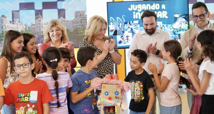 La vicealcaldesa y alcaldesa en funciones, Inma Sanz; la delegada de Economía, Innovación y Hacienda, Engracia Hidalgo; el concejal delegado de Innovación y Emprendimiento, Ángel Niño; y el concejal de Villaverde, Orlando Chacón, durante su visita al proyecto 'Jugando a innovar'