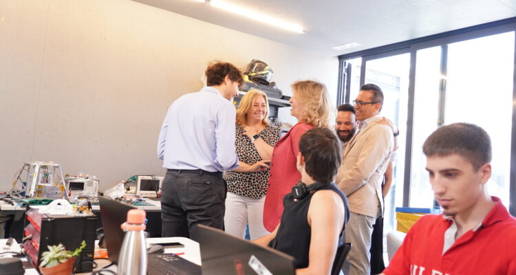 La vicealcaldesa y alcaldesa en funciones, Inma Sanz, durante su visita a los proyectos de startups que se encuentran alojadas en el centro de inovación municipal La Nave