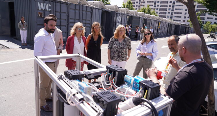 La vicealcaldesa y alcaldesa en funciones, Inma Sanz, durante su visita a los proyectos de startups que se encuentran alojadas en el centro de inovación municipal La Nave
