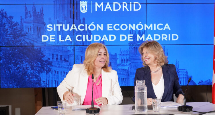 La vicealcaldesa de Madrid y alcaldesa en funciones, Inma Sanz, y la delegada de Economía, Innovación y Hacienda, Engracia Hidalgo en el Centro de Innovación en Economía Circular (CIEC)