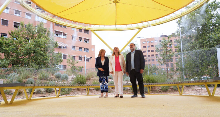 La vicealcaldesa de Madrid y alcaldesa en funciones, Inma Sanz; la delegada de Economía, Innovación y Hacienda, Engracia Hidalgo; y el concejal de Vicálvaro, Ángel Ramos, en el Centro de Innovación en Economía Circular (CIEC)