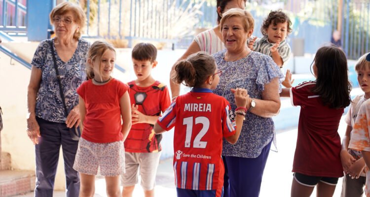 Encuentro intergeneracional en el CEIP Real Armada con motivo del Día de los Abuelos