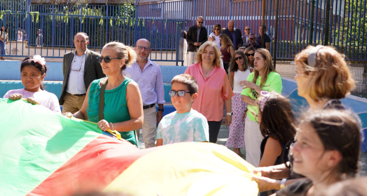 La vicealcaldesa de Madrid y alcaldesa en funciones, Inma Sanz; el delegado de Políticas Sociales, Familia e Igualdad, José Fernández; y el concejal de Moratalaz, Nacho Pezuela, durante su visita al CEIP Real Armada con motivo del Día de los Abuelos