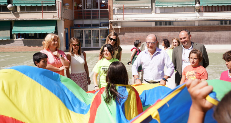 La vicealcaldesa de Madrid y alcaldesa en funciones, Inma Sanz; el delegado de Políticas Sociales, Familia e Igualdad, José Fernández; y el concejal de Moratalaz, Nacho Pezuela, durante su visita al CEIP Real Armada con motivo del Día de los Abuelos