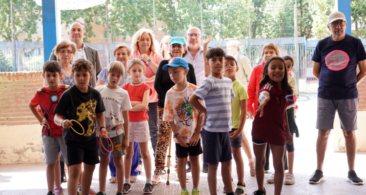 La vicealcaldesa de Madrid y alcaldesa en funciones, Inma Sanz; el delegado de Políticas Sociales, Familia e Igualdad, José Fernández; y el concejal de Moratalaz, Nacho Pezuela, durante su visita al CEIP Real Armada con motivo del Día de los Abuelos