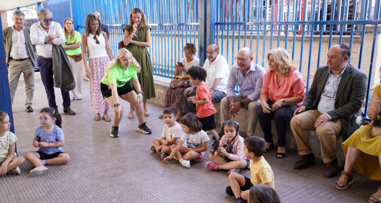 La vicealcaldesa de Madrid y alcaldesa en funciones, Inma Sanz; el delegado de Políticas Sociales, Familia e Igualdad, José Fernández; y el concejal de Moratalaz, Nacho Pezuela, durante su visita al CEIP Real Armada con motivo del Día de los Abuelos