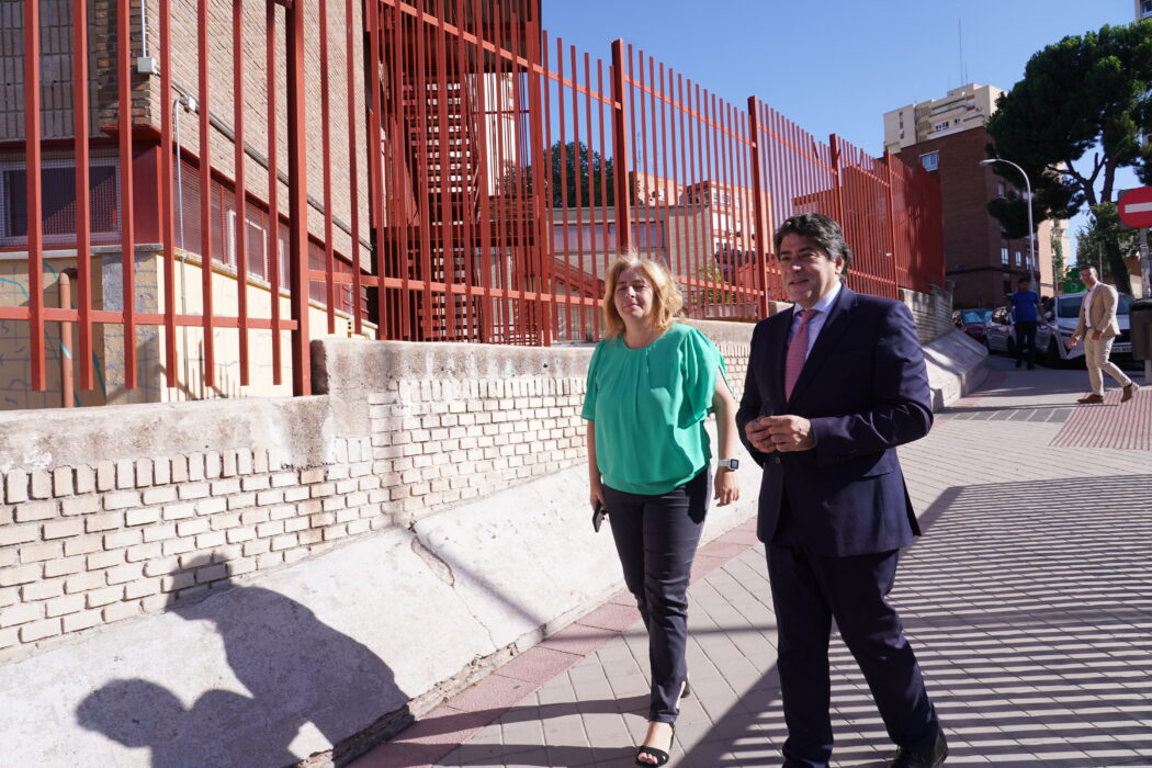 La vicealcaldesa de Madrid y alcaldesa en funciones, Inma Sanz, junto al concejal de Hortaleza, David Pérez, ha visitado los trabajos del CEIPSO Esperanza