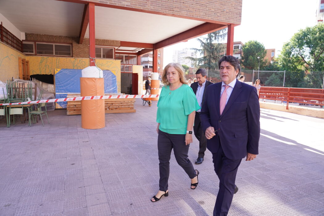 La vicealcaldesa de Madrid y alcaldesa en funciones, Inma Sanz, junto al concejal de Hortaleza, David Pérez, ha visitado los trabajos del CEIPSO Esperanza