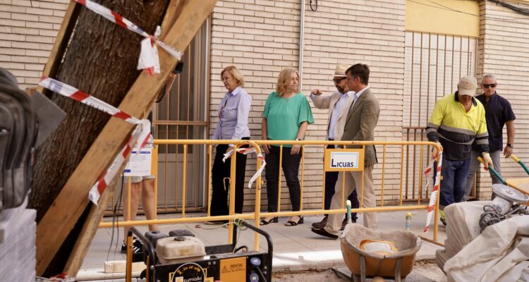 La vicealcaldesa de Madrid y alcaldesa en funciones, Inma Sanz, acompañada de la delegada de Obras y Equipamientos, Paloma García Romero, y del concejal de Fuencarral-El Pardo, José Antonio Martínez Páramo, durante su visita a los trabajos de remodelación que el Ayuntamiento está llevando a cabo en el casco histórico de El Pardo