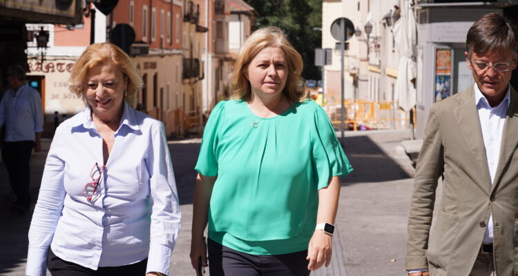 La vicealcaldesa de Madrid y alcaldesa en funciones, Inma Sanz, acompañada de la delegada de Obras y Equipamientos, Paloma García Romero, y del concejal de Fuencarral-El Pardo, José Antonio Martínez Páramo, durante su visita a los trabajos de remodelación que el Ayuntamiento está llevando a cabo en el casco histórico de El Pardo