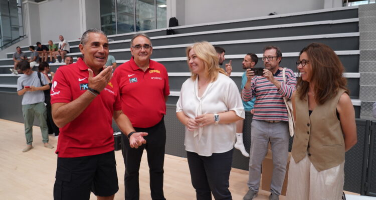 La vicealcaldesa de Madrid y alcaldesa en funciones, Inma Sanz, y la concejala de Tetuán, Paula Gómez-Angulo, saludan al seleccionador nacional Sergio Scariolo