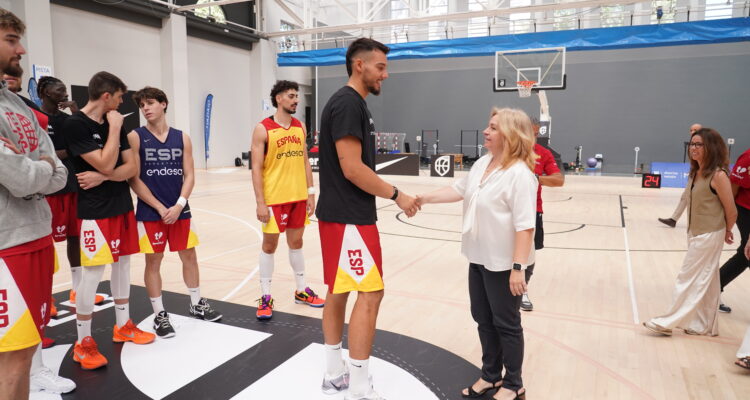 La vicealcaldesa de Madrid y alcaldesa en funciones, Inma Sanz, saluda al capitán Willy Hernangómez en su visita a uno de los entrenamientos de la selección española masculina de baloncesto