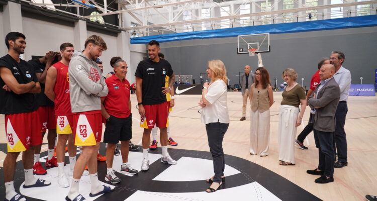 La vicealcaldesa de Madrid y alcaldesa en funciones, Inma Sanz, saluda al seleccionador nacional y a los hermanos Hernangómez, capitanes de la selección