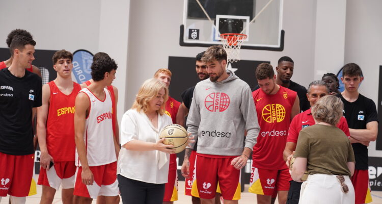 La vicealcaldesa de Madrid y alcaldesa en funciones, Inma Sanz, en su visita a uno de los entrenamientos con los que la selección española masculina de baloncesto está preparando el EuroBasket
