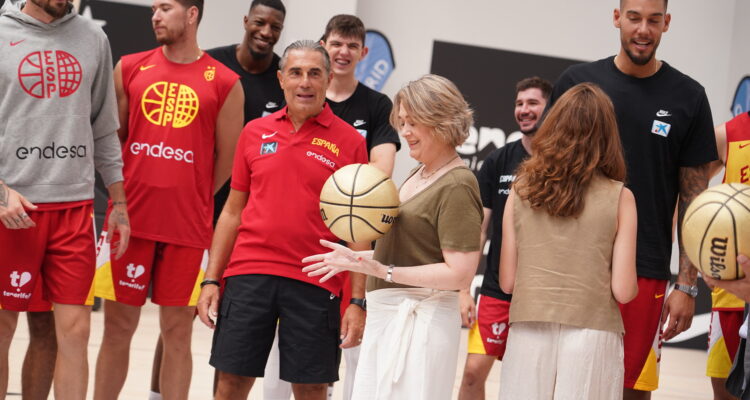 La delegada de Cultura, Turismo y Deporte, Marta Rivera de la Cruz, con el seleccionador Sergio Scariolo