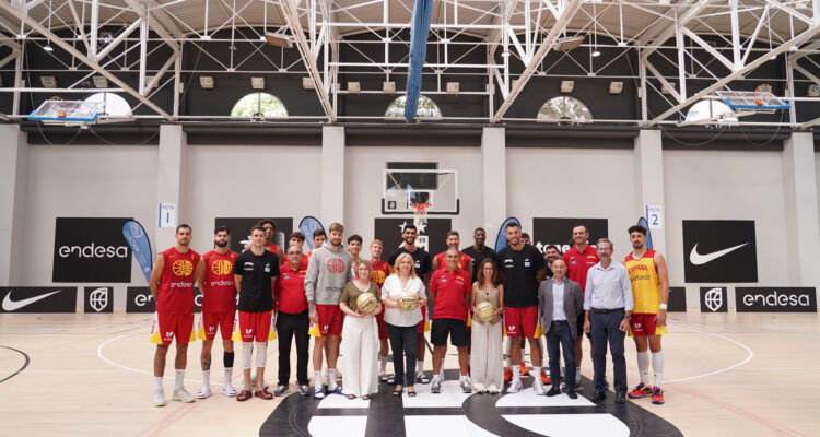 La vicealcaldesa de Madrid y alcaldesa en funciones, Inma Sanz; la delegada de Cultura, Turismo y Deporte, Marta Rivera de la Cruz; y la concejala de Tetuán, Paula Gómez-Angulo; con la selección española masculina de baloncesto