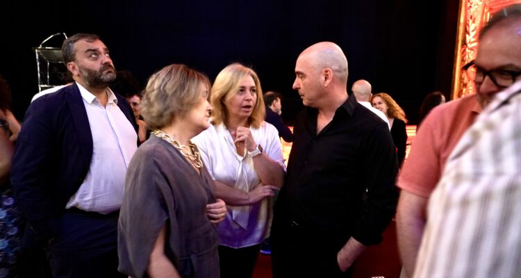 La vicealcaldesa de Madrid, Inma Sanz, junto a la delegada de Cultura, Turismo y Deporte, Marta Rivera de la Cruz, y el director artístico del Teatro Español, Eduardo Vasco, durante la presentación de la nueva programación para la temporada 2025-26