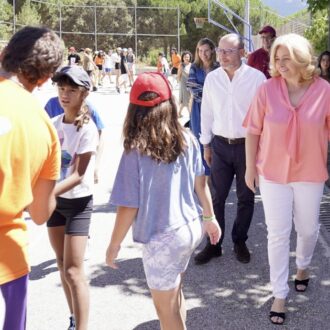 Sanz y Fernández, durante su visita al campamento del Ayuntamiento de Madrid en Cercedilla