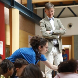 El concejal del distrito Fuencarral-El Pardo observa las actividades realizadas en el campamento de verano