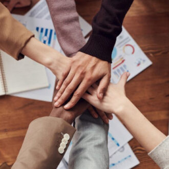 Manos unas sobre otras