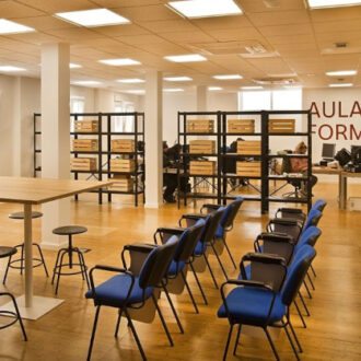 Aula con sillas, mesas y estanterías