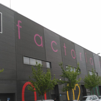 Fachada del edificio que alberga la factoría de Vicálvaro