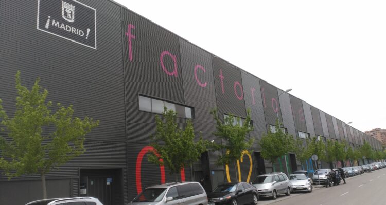 Fachada del edificio que alberga la factoría de Vicálvaro