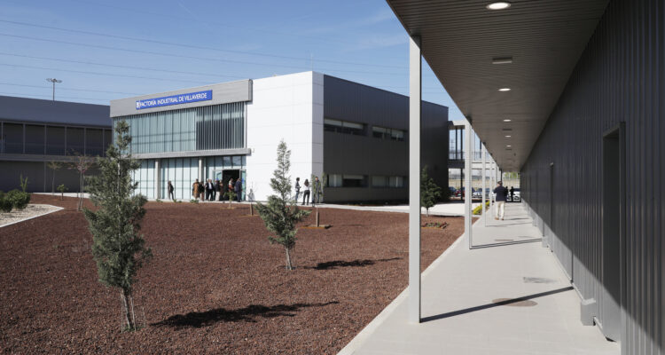 Patio central con edificio al fondo de la factoría de Villaverde