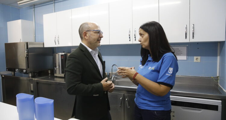 Fernández en instalaciones de la cocina durante la visita