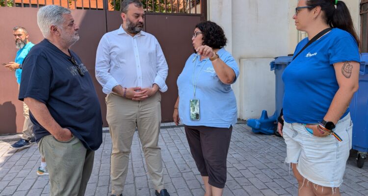 El concejal de Centro, Carlos Segura visita los centros escolares donde se desarrollan los campamentos de verano