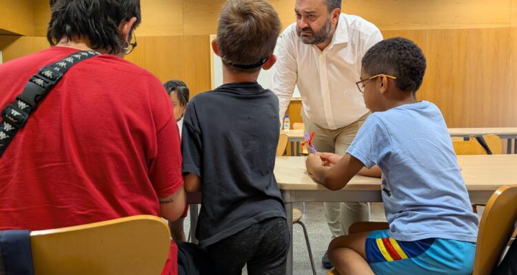 El concejal de Centro, Carlos Segura visita los centros escolares donde se desarrollan los campamentos de verano