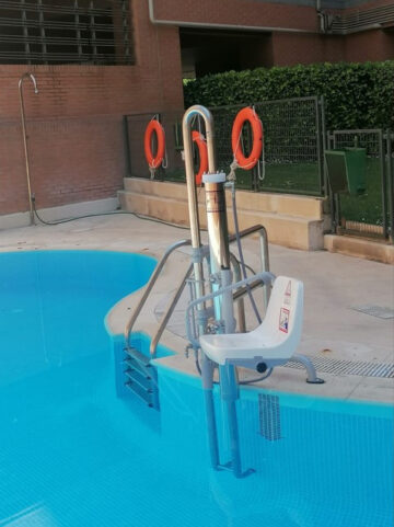 Grúa de piscina fija instalada gracias al Plan Adapta