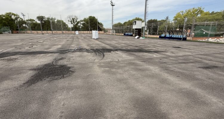 Panorámica de la instalación preparada para el césped nuevo