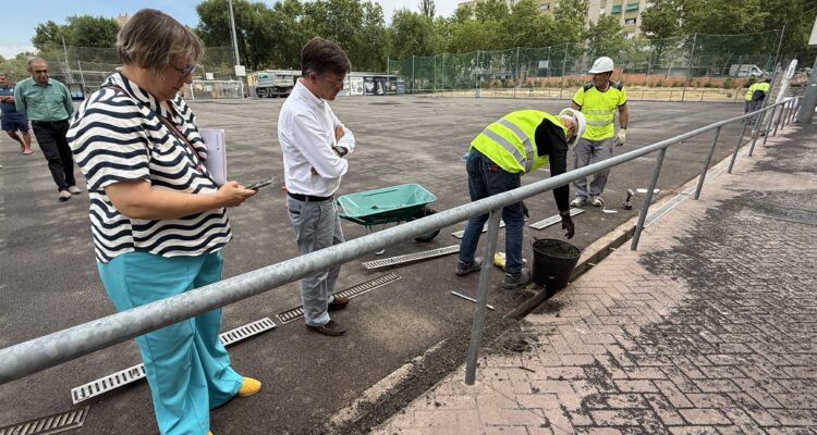 El concejal del distrito, José Antonio Martínez Páramo, durante la visita a la instalación