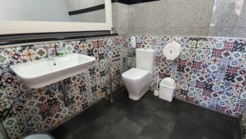 Baño de un local adaptado gracias al Plan Adapta.