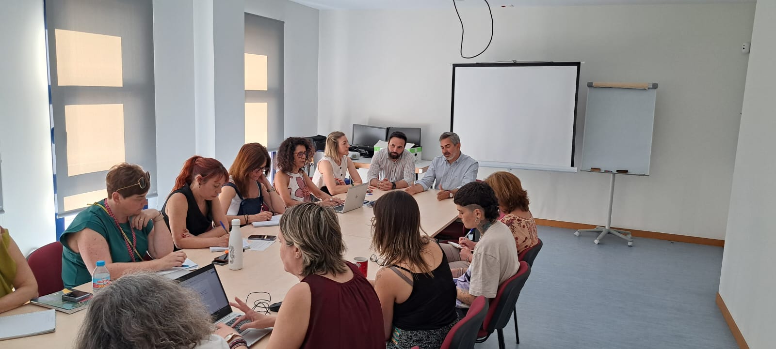Niño presenta el programa Camino al empleo en el Centro de Servicios Sociales Entrevías