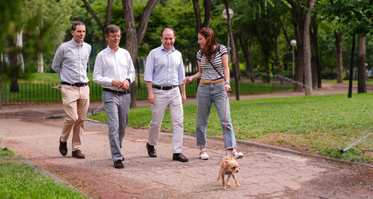 El delegado de Urbanismo, Medio Ambiente y Movilidad, Borja Carabante; el concejal delegado de Limpieza y Zonas Verdes, José Antonio Martínez Páramo; y la concejala de Retiro, Andrea Levy, durante su visita al área canina del parque Roma.