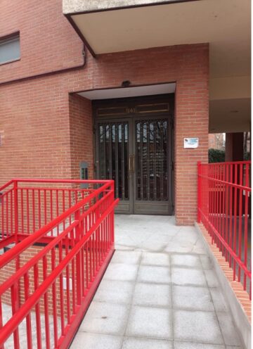 Rampa de acceso a ascensor desde la acera en la calle Villalobos instalada gracias al Plan Adapta.