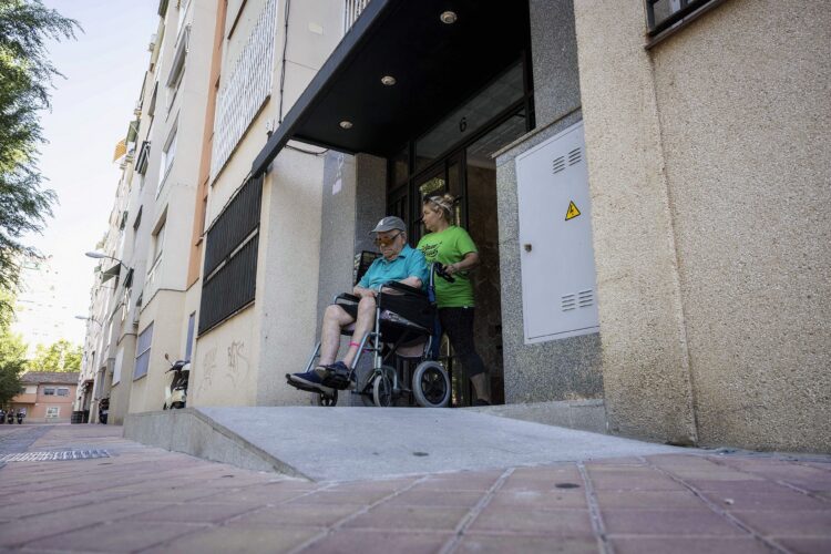 Instalación de rampa en un edificio de la plaza de las Meninas (Carabanchel) gracias al Plan Adapta.