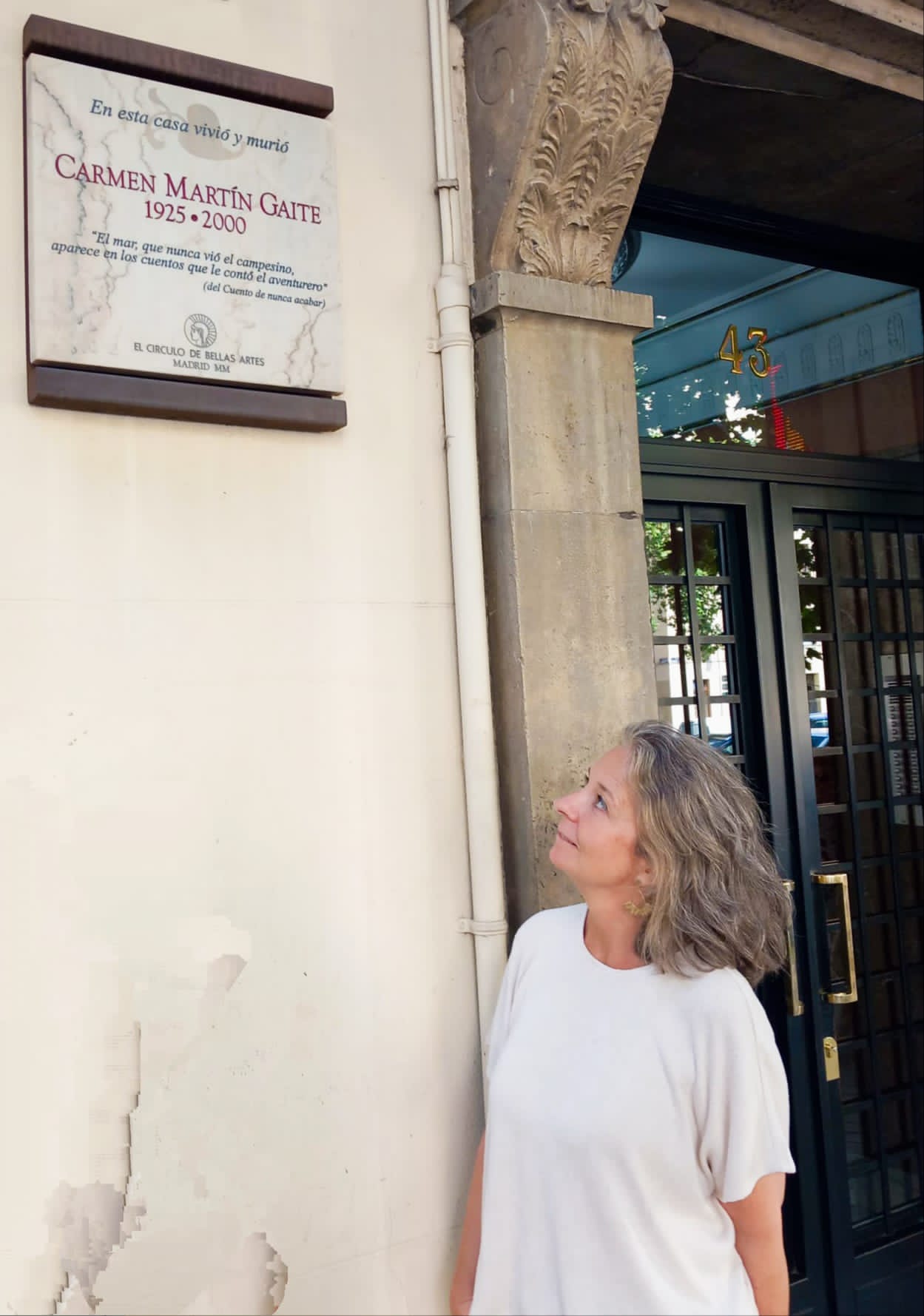 La concejala de Salamanca, Cayetana Hernández de la Riva, con la placa conmemorativa homenaje a Carmen Martín Gaite en el lugar donde vivió la escritora