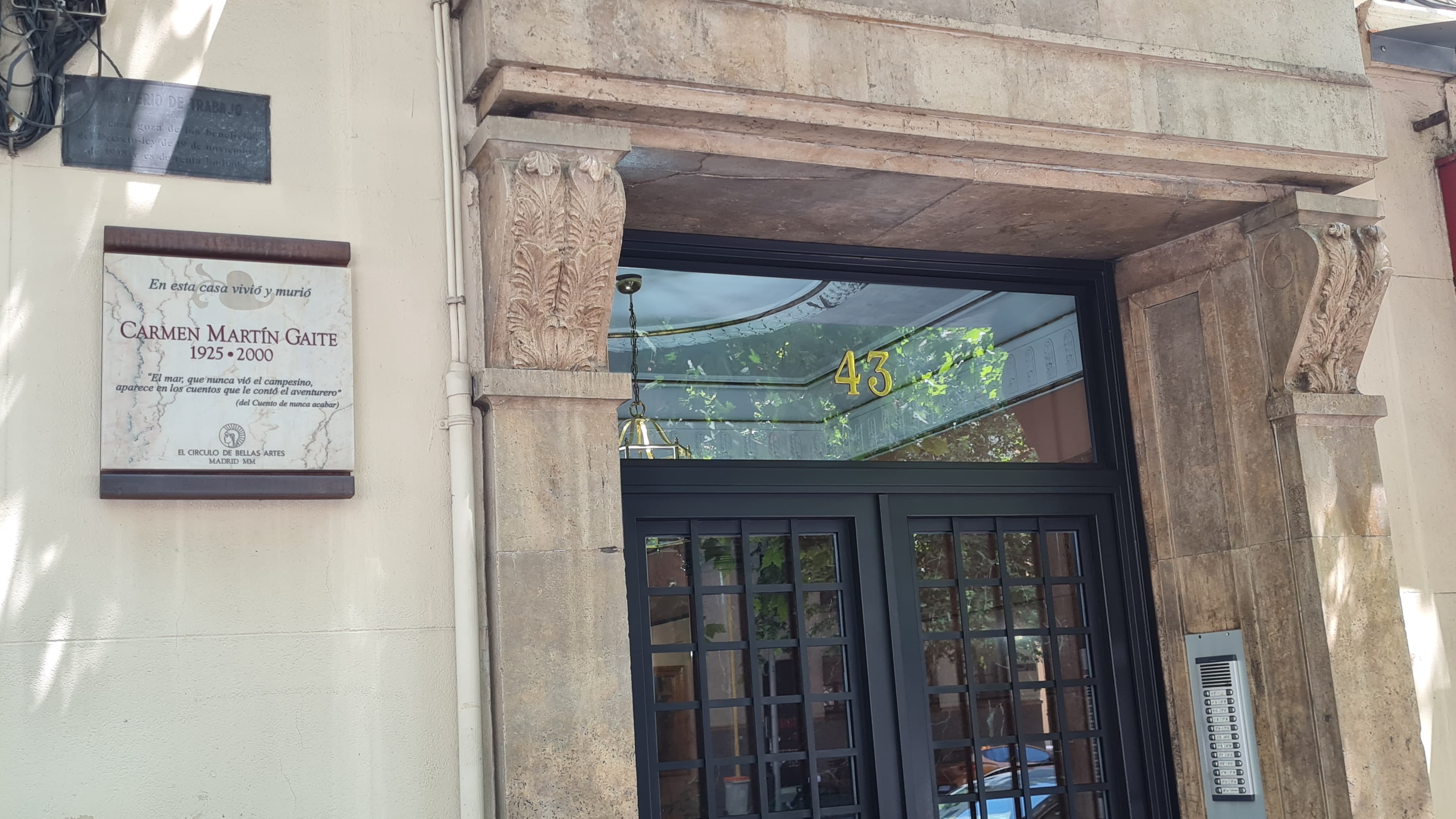 Placa conmemorativa en la calle de Doctor Esquerdo, donde vivió y murió la escritora Carmen Martín Gaite en el distrito de Salamanca