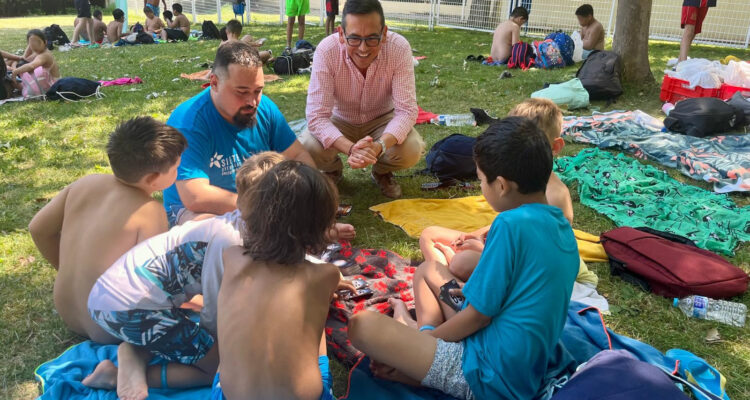 El concejal del distrito, Orlando Chacón, junto a los participantes de los campamentos urbanos de verano