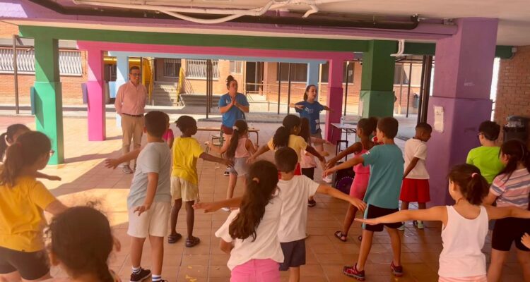 El concejal del distrito, Orlando Chacón, su visita a los campamentos urbanos de verano