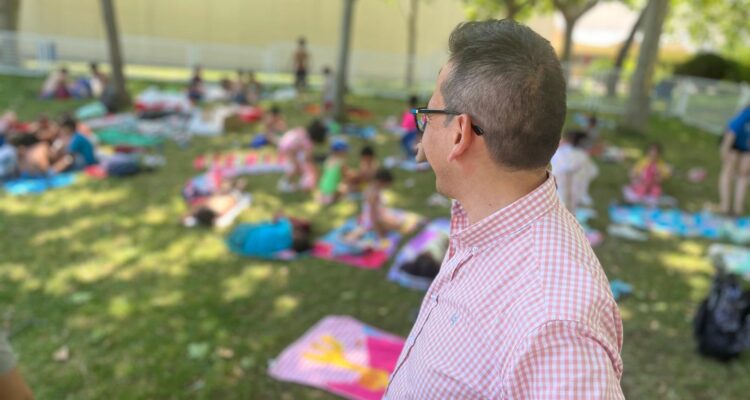 El concejal del distrito, Orlando Chacón, su visita a los campamentos urbanos de verano