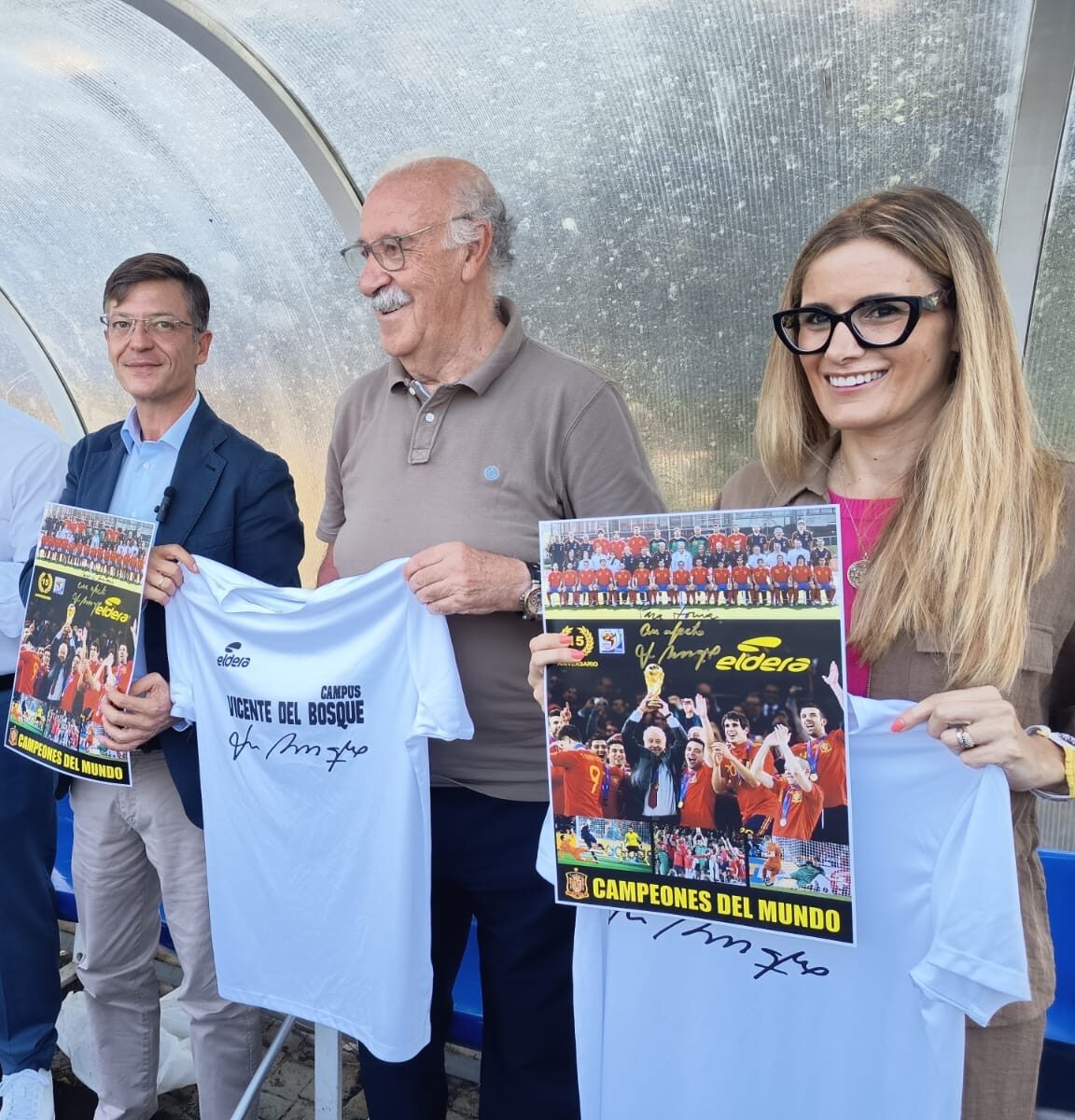 La concejala delegada de Deporte, Sonia Cea, y el concejal de Fuencarral-El Pardo, José Antonio Martínez Páramo, han visitado a los alumnos del Campus Madrid Vicente del Bosque junto al exseleccionador nacional de fútbol