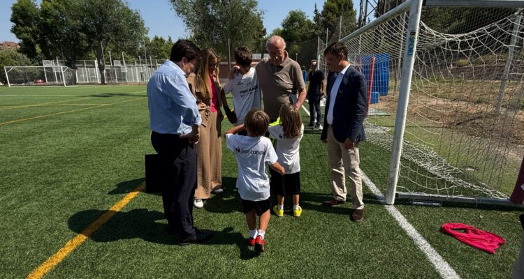 La concejala delegada de Deporte, Sonia Cea, y el concejal de Fuencarral-El Pardo, José Antonio Martínez Páramo, han visitado a los alumnos del Campus Madrid Vicente del Bosque junto al exseleccionador nacional de fútbol