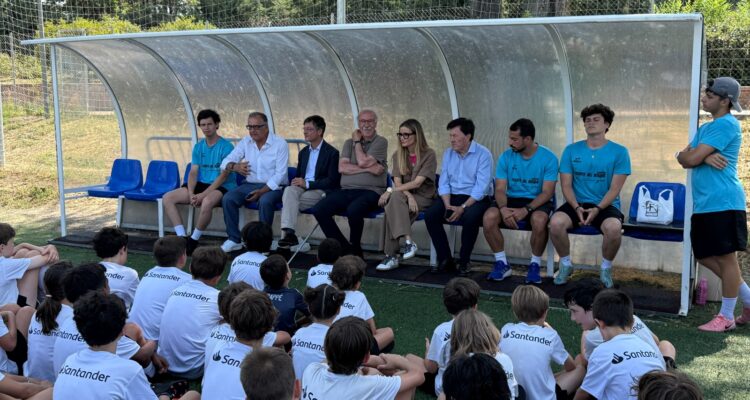 La concejala delegada de Deporte, Sonia Cea, y el concejal de Fuencarral-El Pardo, José Antonio Martínez Páramo, han visitado a los alumnos del Campus Madrid Vicente del Bosque junto al exseleccionador nacional de fútbol