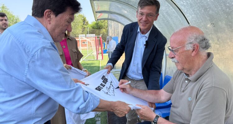 Vicente del Bosque y José Antonio Martínez Páramo en el campus de Fuencarral-El Pardo